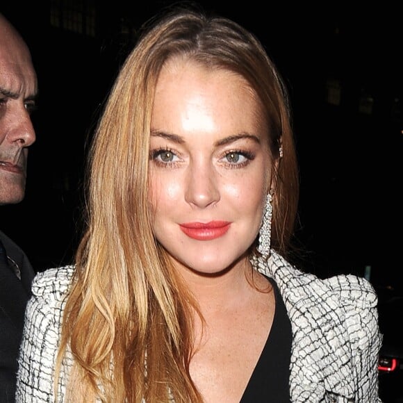 Lindsay Lohan à la sortie du Morton's Club avec Hofit Golan à Londres, le 13 octobre 2015.