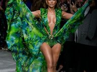 Jennifer Lopez, dans sa robe culte Versace 19 ans plus tard, refait l'Histoire