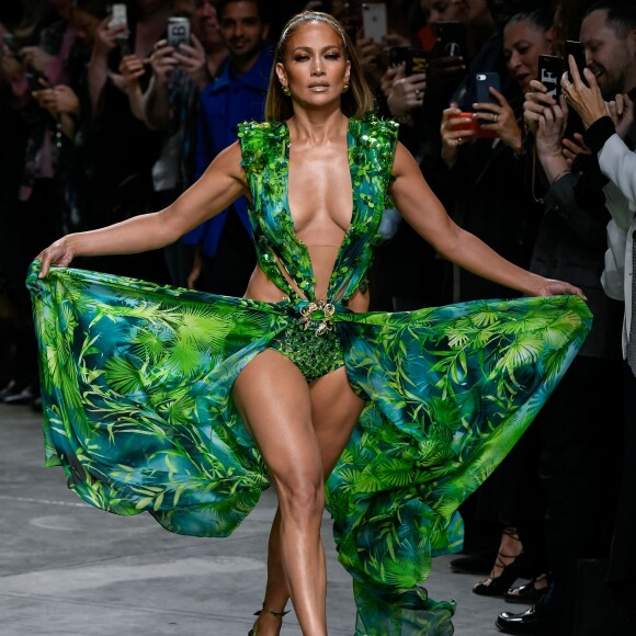 Jennifer Lopez (avec une robe qu'elle portait il y a 19 ans à la cérémonie des Grammy Awards) - Défilé Versace Collection Prêt-à-Porter Printemps/Eté 2020 lors de la Fashion Week de Milan, le 20 septembre 2019.