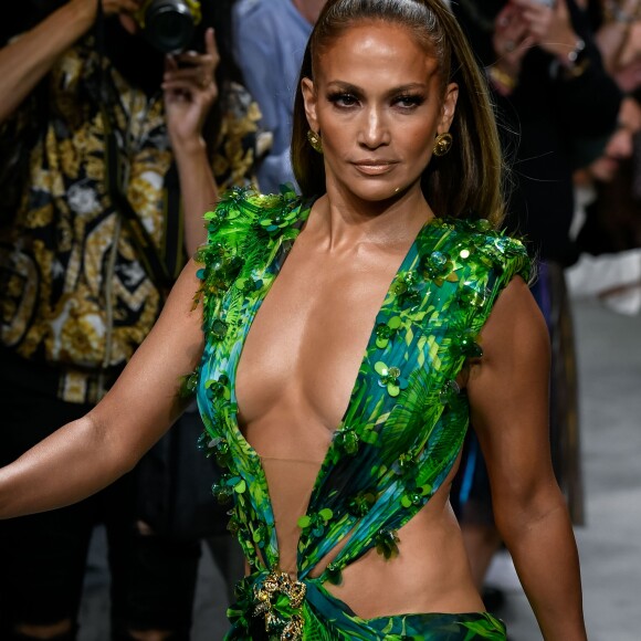 Jennifer Lopez (avec une robe qu'elle portait il y a 19 ans à la cérémonie des Grammy Awards) - Défilé Versace Collection Prêt-à-Porter Printemps/Eté 2020 lors de la Fashion Week de Milan, le 20 septembre 2019.