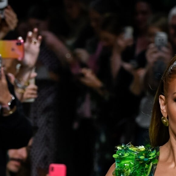 Jennifer Lopez (avec une robe qu'elle portait il y a 19 ans à la cérémonie des Grammy Awards) - Défilé Versace Collection Prêt-à-Porter Printemps/Eté 2020 lors de la Fashion Week de Milan, le 20 septembre 2019.