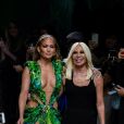 Jennifer Lopez (avec une robe qu'elle portait il y a 19 ans à la cérémonie des Grammy Awards), Donatella Versace - Défilé Versace Collection Prêt-à-Porter Printemps/Eté 2020 lors de la Fashion Week de Milan, le 20 septembre 2019.