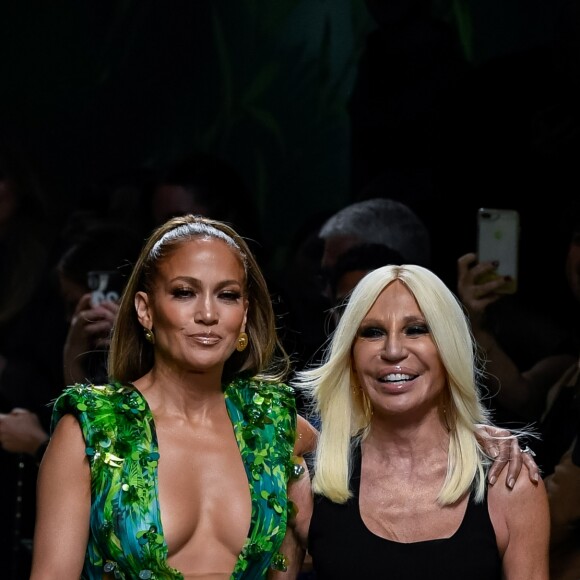 Jennifer Lopez (avec une robe qu'elle portait il y a 19 ans à la cérémonie des Grammy Awards), Donatella Versace - Défilé Versace Collection Prêt-à-Porter Printemps/Eté 2020 lors de la Fashion Week de Milan, le 20 septembre 2019.
