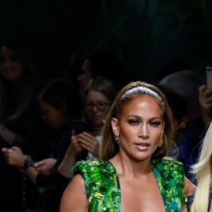 Jennifer Lopez (avec une robe qu'elle portait il y a 19 ans à la cérémonie des Grammy Awards), Donatella Versace - Défilé Versace Collection Prêt-à-Porter Printemps/Eté 2020 lors de la Fashion Week de Milan, le 20 septembre 2019.