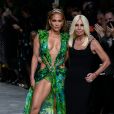 Jennifer Lopez (avec une robe qu'elle portait il y a 19 ans à la cérémonie des Grammy Awards), Donatella Versace - Défilé Versace Collection Prêt-à-Porter Printemps/Eté 2020 lors de la Fashion Week de Milan, le 20 septembre 2019.