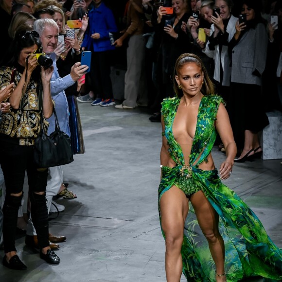 Jennifer Lopez (avec une robe qu'elle portait il y a 19 ans à la cérémonie des Grammy Awards) - Défilé Versace Collection Prêt-à-Porter Printemps/Eté 2020 lors de la Fashion Week de Milan, le 20 septembre 2019.