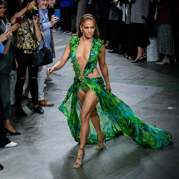 Jennifer Lopez (avec une robe qu'elle portait il y a 19 ans à la cérémonie des Grammy Awards) - Défilé Versace Collection Prêt-à-Porter Printemps/Eté 2020 lors de la Fashion Week de Milan, le 20 septembre 2019.