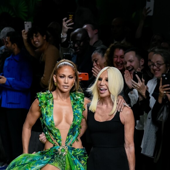 Jennifer Lopez (avec une robe qu'elle portait il y a 19 ans à la cérémonie des Grammy Awards), Donatella Versace - Défilé Versace Collection Prêt-à-Porter Printemps/Eté 2020 lors de la Fashion Week de Milan, le 20 septembre 2019.