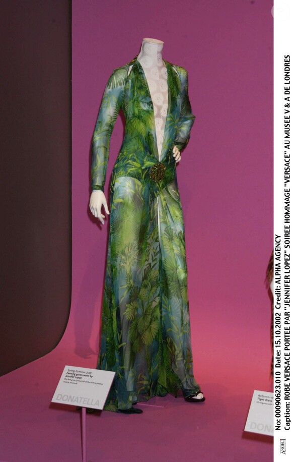 La robe Jungle de Versace au musée V & A de Londres, le 15 octobre 2002.