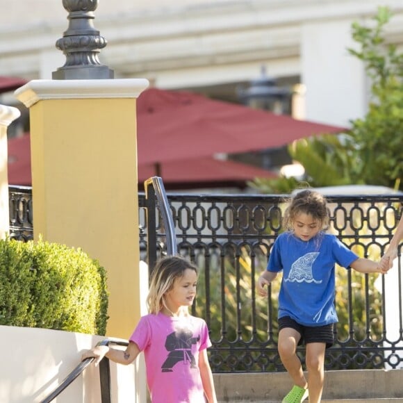 Meghan Fox, son mari Brian Austin Green, et leurs enfants Bodhi Ransom Green, Journey River Green et Noah Shannon Green - Megan Fox, son mari et leurs enfants se rendent au restaurant de sushis Sugarfish pour déjeuner à Calabasas, le 7 septembre 2019.