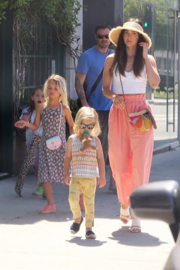 Exclusif - Megan Fox et son mari Brian Austin Green sont allés déjeuner avec leurs enfants Bodhi et Noah à Los Angeles, le 14 juillet 2019.