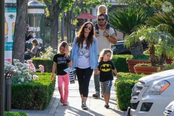 Exclusif - Megan Fox, son mari Brian Austin Green et leurs 3 enfants Bodhi, Journey et Noah sont allés faire du shopping en famille à Calabasas, Los Angeles, le 26 avril 2019.