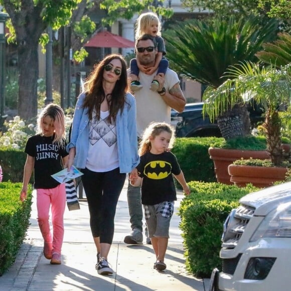 Exclusif - Megan Fox, son mari Brian Austin Green et leurs 3 enfants Bodhi, Journey et Noah sont allés faire du shopping en famille à Calabasas, Los Angeles, le 26 avril 2019.