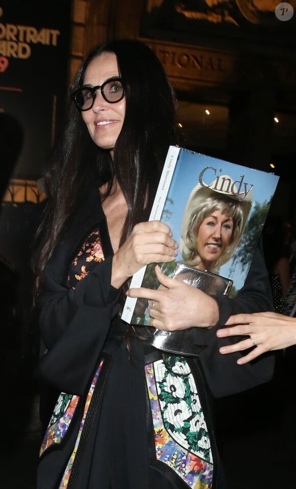 Demi Moore quitte l'exposition de Cindy Sherman à la National Portrait Gallery à Londres le 24 juin 2019.
