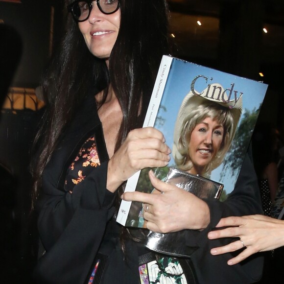 Demi Moore quitte l'exposition de Cindy Sherman à la National Portrait Gallery à Londres le 24 juin 2019.