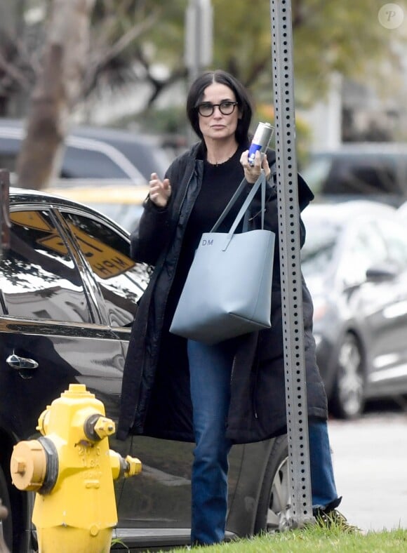 Exclusif - Demi Moore, avec un sac à main griffé à ses initiales, descend de sa voiture à Los Angeles le 4 février 2019.