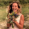 Candice (Koh-Lanta) a attrapé le bouquet de la mariée. Elle a donc fait un appel du pied à son compagnon Jérémy. Septembre 2019.