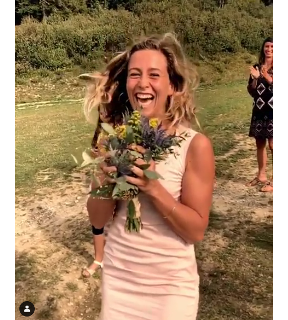 Candice (Koh-Lanta) a attrapé le bouquet de la mariée. Elle a donc fait un appel du pied à son compagnon Jérémy. Septembre 2019.