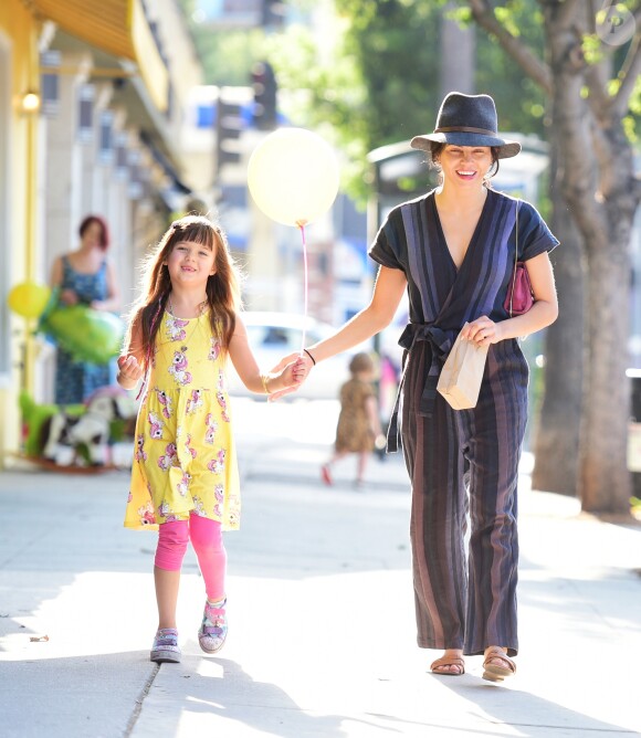 Exclusif - Jenna Dewan et sa fille Everly se promènent à Los Angeles, le 12 septembre 2019.