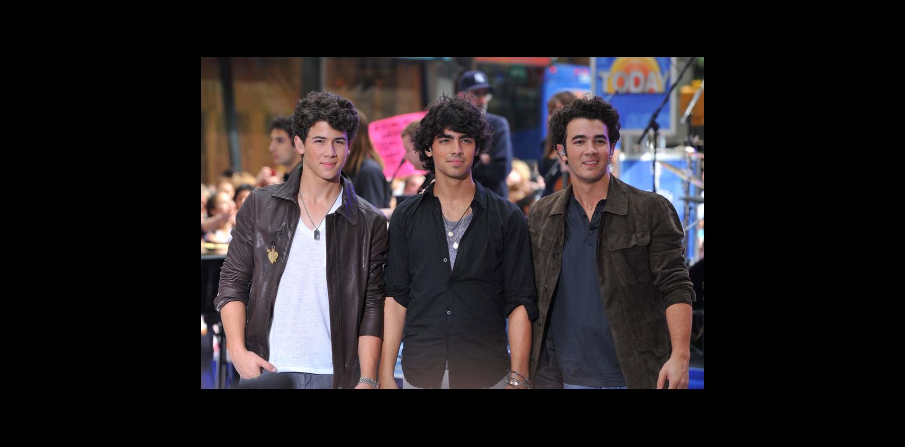 Les Jonas Brothers Continuent à Fricoter Avec Demi Lovato Dans Camp