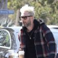 Adam Levine à la sortie d'un Starbucks avec sa fille Dusty à Los Angeles. La femme de Adam, B. Prinsloo vient tout juste d'accoucher d'une petite fille nommée Gio. Le 20 février 2018 P