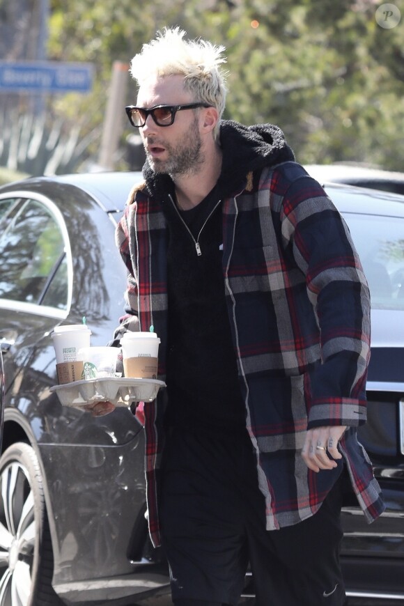 Adam Levine à la sortie d'un Starbucks avec sa fille Dusty à Los Angeles. La femme de Adam, B. Prinsloo vient tout juste d'accoucher d'une petite fille nommée Gio. Le 20 février 2018 P