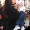 Eva Longoria et son fils Santiago à l'hôtel Mandarin Oriental, à Paris. Le 27 septembre 2019.