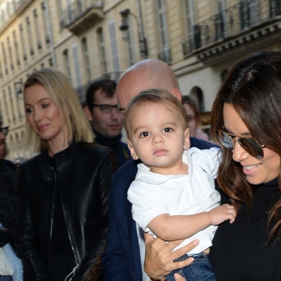 Eva Longoria et son fils Santiago à l'hôtel Mandarin Oriental, à Paris. Le 27 septembre 2019.