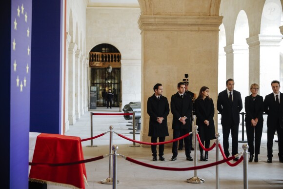 Claude Chirac, son fils Martin Rey-Chirac, son mari Fréderic Salat-Baroux et les enfants de Fréderic : Alexandre, Nicolas et Esther - Cérémonie inter-religieuse et Recueillement populaire en hommage au président Jacques Chirac dans la cour des Invalides à Paris le 29 Septembre 2019. Des milliers de personnes se pressent et attendent des heures pour pouvoir se recueillir devant le cercueil de l'ancien président de la république. © Kamil Zihnioglu/ Pool / Bestimage