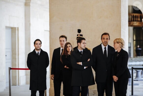 Claude Chirac, son fils Martin Rey-Chirac, son mari Fréderic Salat-Baroux et les enfants de Fréderic : Alexandre, Nicolas et Esther - Cérémonie inter-religieuse et Recueillement populaire en hommage au président Jacques Chirac dans la cour des Invalides à Paris le 29 Septembre 2019. Des milliers de personnes se pressent et attendent des heures pour pouvoir se recueillir devant le cercueil de l'ancien président de la république. © Kamil Zihnioglu/ Pool / Bestimage