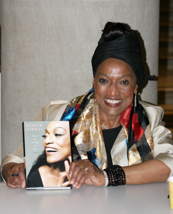 La soprano américaine Jessye Norman dédicace son livre le 27 mai 2014 à Philadelphie.