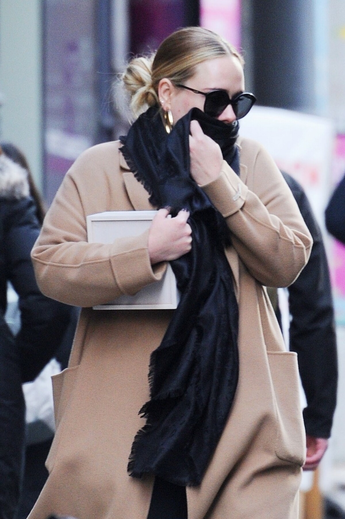 Photo : Exclusif - Adele se cache des photographes à la sortie d'un ...