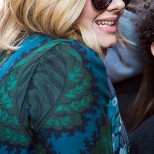 La chanteuse Adele rencontre ses fans dans la rue à New York, le 25 novembre 2015. Elles est à New York pour la promotion de son nouvel album.