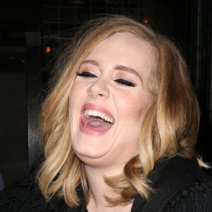 La chanteuse Adele quitte son hôtel pour aller dîner au restaurant dans le quartier de West Village à New York. Le 19 novembre 2015