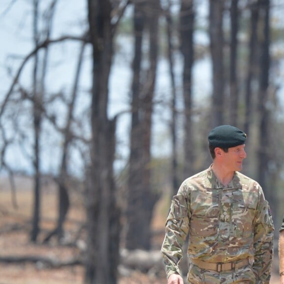 Le prince Harry, duc de Sussex, rend hommage au soldat Mathew Talbot, tué le 5 mai 2019 par un éléphant au Liwonde National Park (Malawi), le 30 septembre 2019, dans le cadre de son voyage officiel en Afrique du Sud.