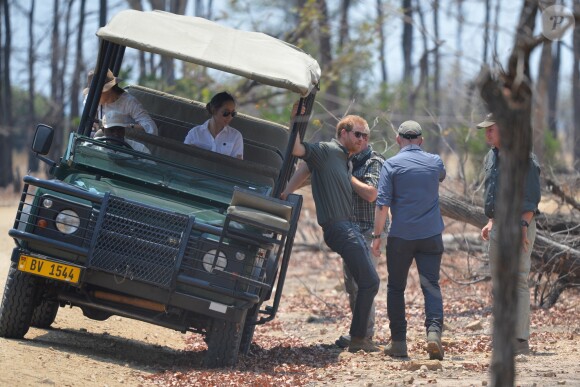Le prince Harry, duc de Sussex, rend hommage au soldat Mathew Talbot, tué le 5 mai 2019 par un éléphant au Liwonde National Park (Malawi), le 30 septembre 2019, dans le cadre de son voyage officiel en Afrique du Sud.