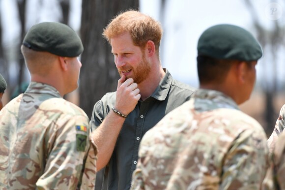 Le prince Harry, duc de Sussex, rend hommage au soldat Mathew Talbot, tué le 5 mai 2019 par un éléphant au Liwonde National Park (Malawi), le 30 septembre 2019, dans le cadre de son voyage officiel en Afrique du Sud.