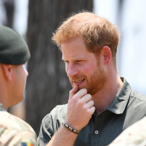 Le prince Harry, duc de Sussex, rend hommage au soldat Mathew Talbot, tué le 5 mai 2019 par un éléphant au Liwonde National Park (Malawi), le 30 septembre 2019, dans le cadre de son voyage officiel en Afrique du Sud.