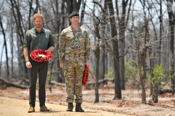 Le prince Harry, duc de Sussex, rend hommage au soldat Mathew Talbot, tué le 5 mai 2019 par un éléphant au Liwonde National Park (Malawi), le 30 septembre 2019, dans le cadre de son voyage officiel en Afrique du Sud.
