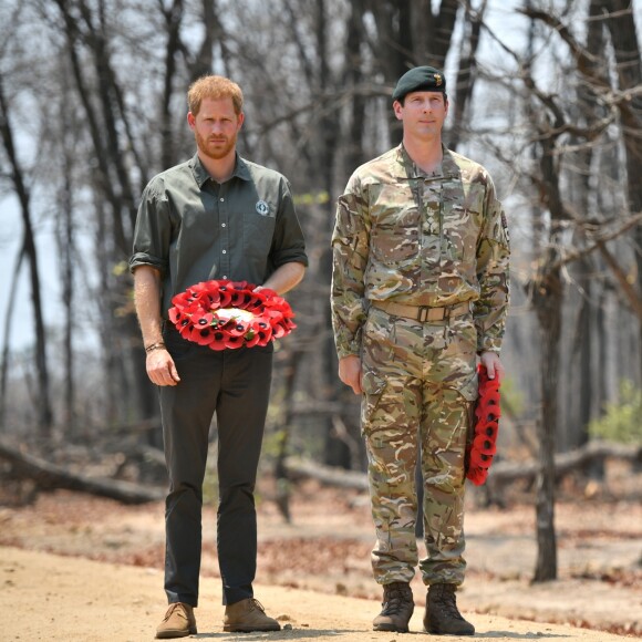 Le prince Harry, duc de Sussex, rend hommage au soldat Mathew Talbot, tué le 5 mai 2019 par un éléphant au Liwonde National Park (Malawi), le 30 septembre 2019, dans le cadre de son voyage officiel en Afrique du Sud.