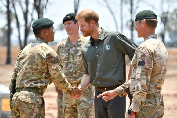 Le prince Harry, duc de Sussex, rend hommage au soldat Mathew Talbot, tué le 5 mai 2019 par un éléphant au Liwonde National Park (Malawi), le 30 septembre 2019, dans le cadre de son voyage officiel en Afrique du Sud.