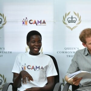 Le prince Harry, duc de Sussex, visite le Nalikule College of Education à Lilongwe, Malawi, le 29 septembre 2019, lors du septième jour de la tournée royale en Afrique.  The Duke of Sussex sings with the CAMA choir during a visit to the Nalikule College of Education in Lilongwe, Malawi, to see the work of the CAMA network supporting young women in Malawi.29/09/2019 - Lilongwe