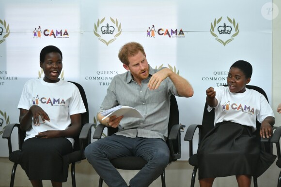 Le prince Harry, duc de Sussex, visite le Nalikule College of Education à Lilongwe, Malawi, le 29 septembre 2019, lors du septième jour de la tournée royale en Afrique.  The Duke of Sussex sings with the CAMA choir during a visit to the Nalikule College of Education in Lilongwe, Malawi, to see the work of the CAMA network supporting young women in Malawi.29/09/2019 - Lilongwe