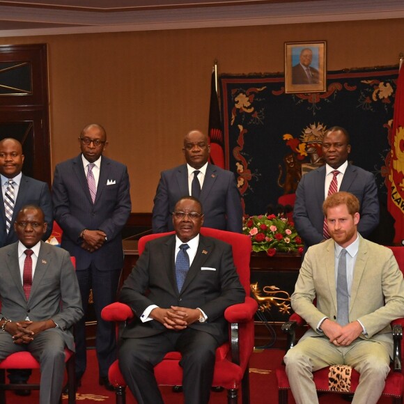 Le prince Harry, duc de Sussex, rencontre le président de la République du Malawi, Peter Mutharika, à la State House, à Lilongwe, Malawi, le 29 septembre 2019, lors du septième jour de la tournée royale en Afrique  The Duke of Sussex meets with Professor Arthur Peter Mutharika, President of the Republic of Malawi (centre) at the State House in Malawi on day seven of the royal tour of Africa.29/09/2019 - Lilongwe