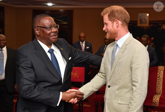 Le prince Harry, duc de Sussex, rencontre le président de la République du Malawi, Peter Mutharika, à la State House, à Lilongwe, Malawi, le 29 septembre 2019, lors du septième jour de la tournée royale en Afrique  The Duke of Sussex meets with Professor Arthur Peter Mutharika, President of the Republic of Malawi at the State House in Malawi on day seven of the royal tour of Africa.29/09/2019 - Lilongwe