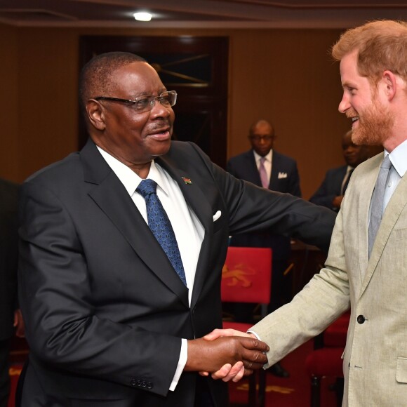 Le prince Harry, duc de Sussex, rencontre le président de la République du Malawi, Peter Mutharika, à la State House, à Lilongwe, Malawi, le 29 septembre 2019, lors du septième jour de la tournée royale en Afrique  The Duke of Sussex meets with Professor Arthur Peter Mutharika, President of the Republic of Malawi at the State House in Malawi on day seven of the royal tour of Africa.29/09/2019 - Lilongwe