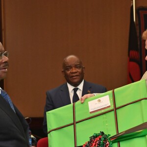 Le prince Harry, duc de Sussex, rencontre le président de la République du Malawi, Peter Mutharika, à la State House, à Lilongwe, Malawi, le 29 septembre 2019, lors du septième jour de la tournée royale en Afrique  The Duke of Sussex receives a gift from Professor Arthur Peter Mutharika, President of the Republic of Malawi (left) at the State House in Malawi on day seven of the royal tour of Africa.29/09/2019 - Lilongwe