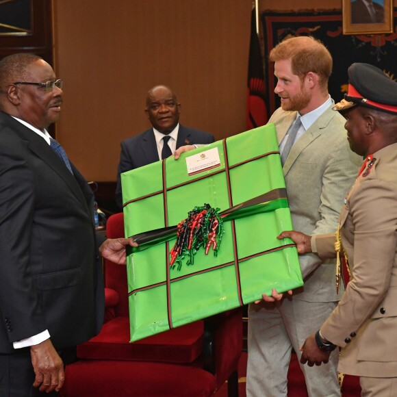 Le prince Harry, duc de Sussex, rencontre le président de la République du Malawi, Peter Mutharika, à la State House, à Lilongwe, Malawi, le 29 septembre 2019, lors du septième jour de la tournée royale en Afrique  The Duke of Sussex receives a gift from Professor Arthur Peter Mutharika, President of the Republic of Malawi (left) at the State House in Malawi on day seven of the royal tour of Africa.29/09/2019 - Lilongwe