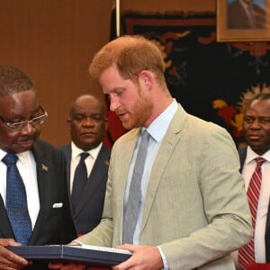 Le prince Harry, duc de Sussex, rencontre le président de la République du Malawi, Peter Mutharika, à la State House, à Lilongwe, Malawi, le 29 septembre 2019, lors du septième jour de la tournée royale en Afrique  The Duke of Sussex presents Professor Arthur Peter Mutharika, President of the Republic of Malawi (left) with a gift at the State House in Malawi on day seven of the royal tour of Africa.29/09/2019 - Lilongwe