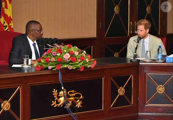 Le prince Harry, duc de Sussex, rencontre le président de la République du Malawi, Peter Mutharika, à la State House, à Lilongwe, Malawi, le 29 septembre 2019, lors du septième jour de la tournée royale en Afrique  The Duke of Sussex meets with Professor Arthur Peter Mutharika, President of the Republic of Malawi at the State House in Malawi on day seven of the royal tour of Africa.29/09/2019 - Lilongwe